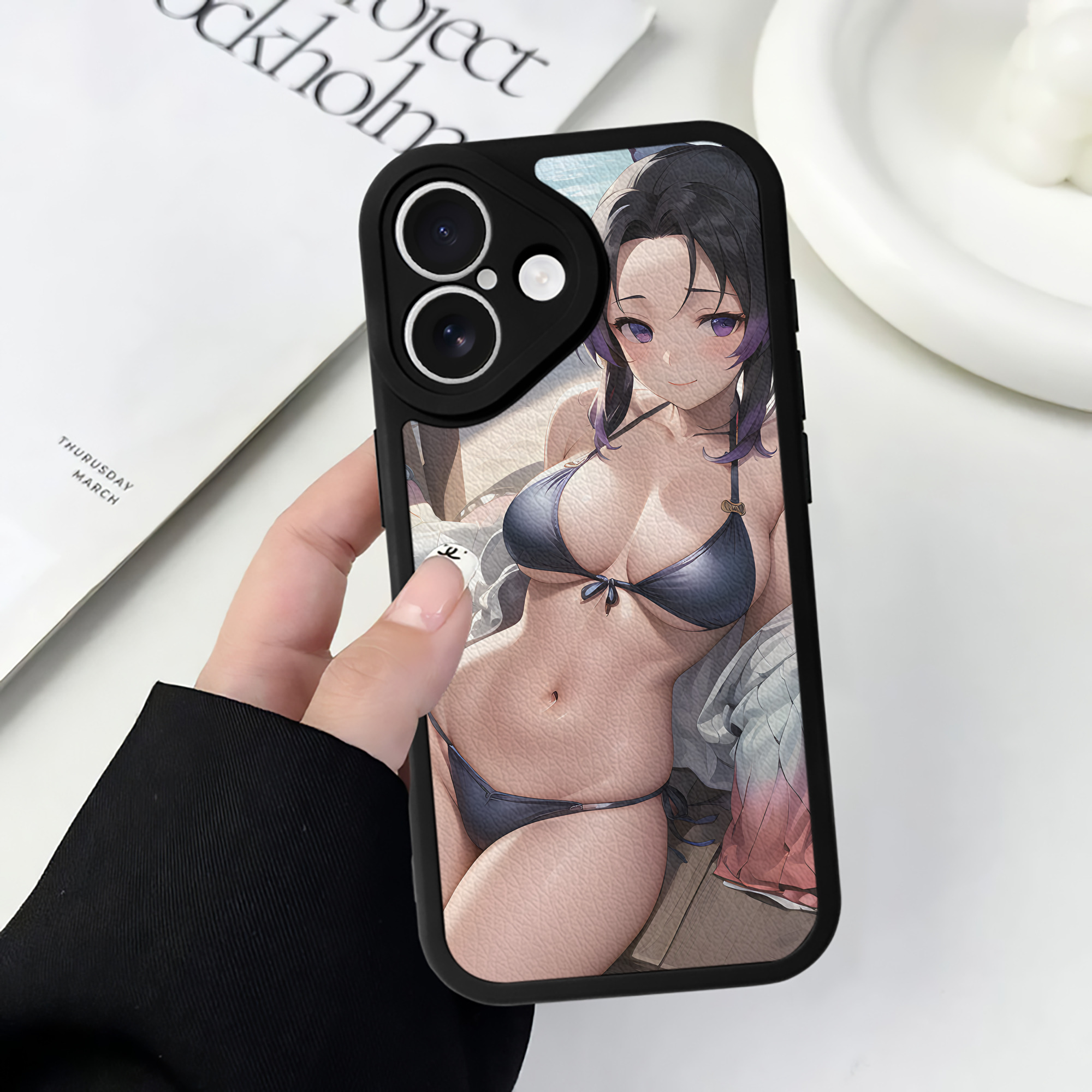 （画像用） 鬼滅の刃（きめつのやいば）蟲柱-胡蝶 しのぶ／こちょう しのぶ Kochou Shinobu 【iPhone 16シリーズ対応】シリコンスマホケース（レザー調） 材質：シリコン